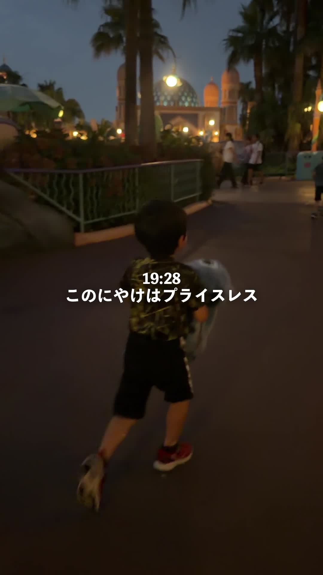 スティッチを抱えて駆けていく子ども