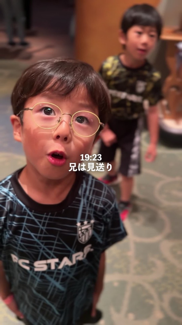 ショーに見入る子ども