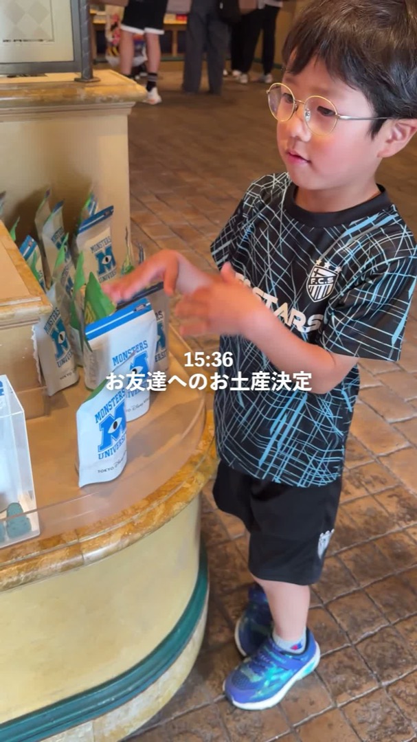 お土産を自分で選ぶ子ども